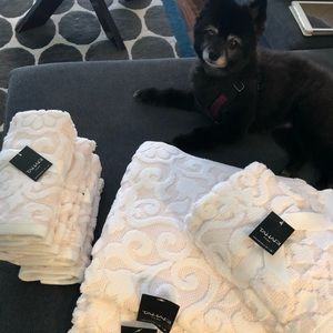 Tahari Home White and Pink Floral Towel Set